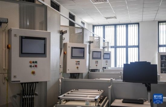 這是2月15日在亞的斯亞貝巴的埃塞俄比亞聯(lián)邦職業(yè)技術(shù)培訓(xùn)學(xué)院魯班工坊內(nèi)拍攝的機(jī)電一體化設(shè)備。