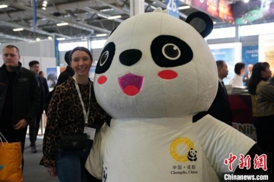 3月5日，2024年柏林國際旅游交易會(ITB)在柏林會展中心拉開帷幕。以“你好！中國”為主題的中國展區(qū)當(dāng)日亮相展會。圖為觀眾與大熊貓人偶合影。中新社記者 馬秀秀 攝