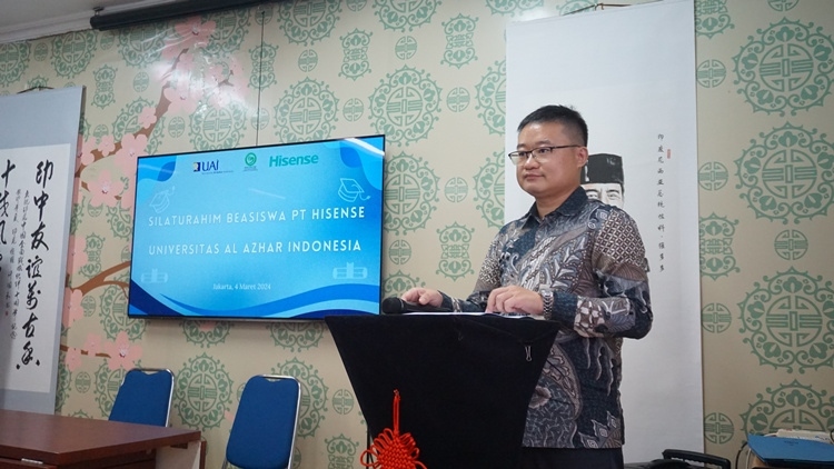 海信印尼公司總經(jīng)理李現(xiàn)委致辭。阿拉扎大學(xué)孔子學(xué)院供圖