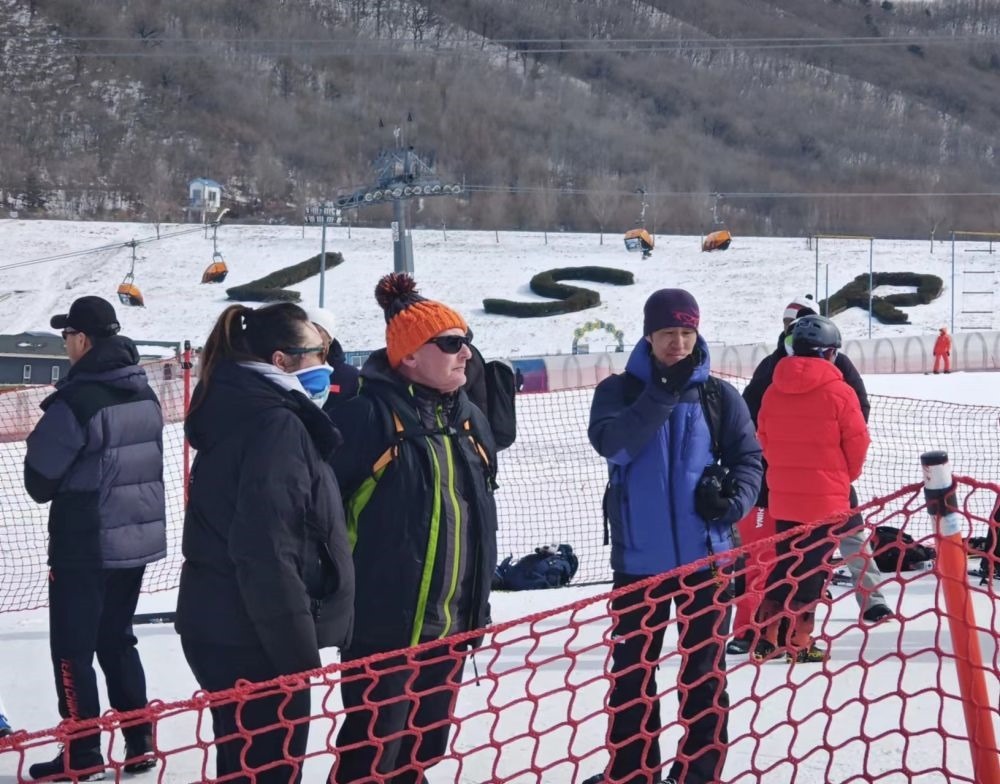 ?皮埃爾·杜邦（左三）在比賽現(xiàn)場(chǎng)。新華社記者 王沁鷗 攝