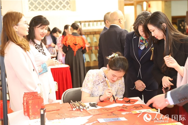 現(xiàn)場(chǎng)書法體驗(yàn)。人民網(wǎng)記者 霍文攝