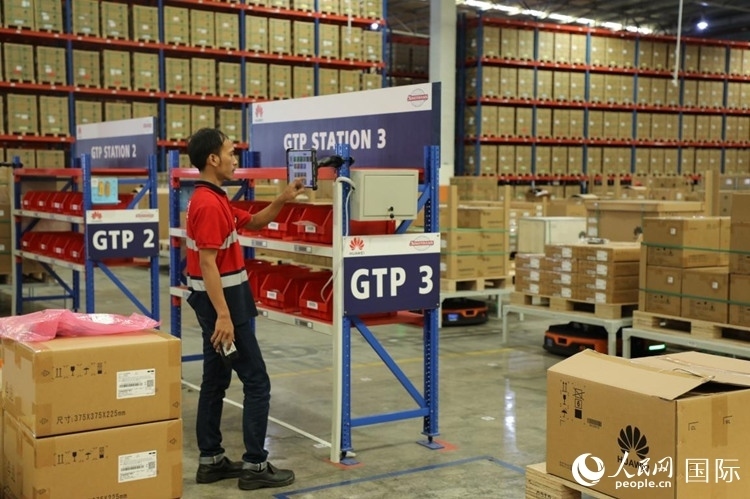 華為5G智能倉庫里，工作人員正在利用智能系統(tǒng)辦公。人民網(wǎng)記者 曹師韻攝