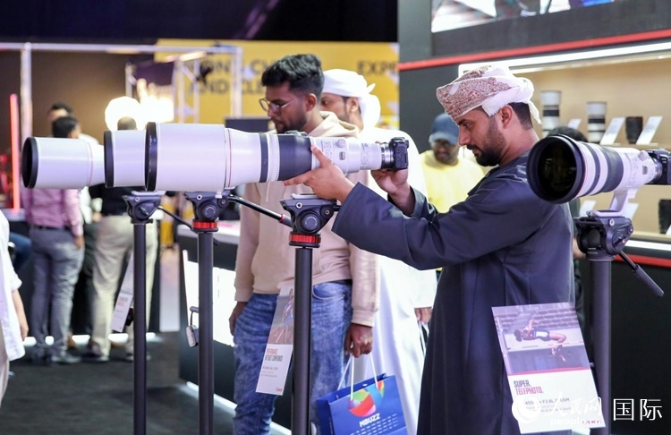 參觀者在體驗攝影設備。人民網(wǎng)塔里克·易卜拉欣攝