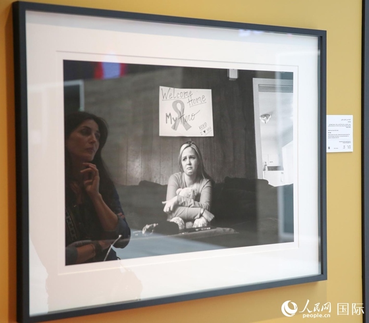 一名觀眾在觀賞攝影作品。人民網(wǎng)塔里克·易卜拉欣攝