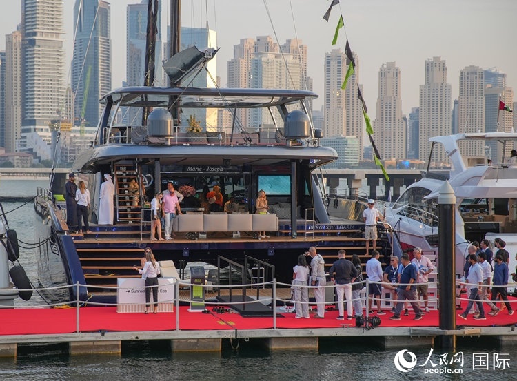 觀眾在參觀游艇。人民網(wǎng) 塔里克·易卜拉欣攝