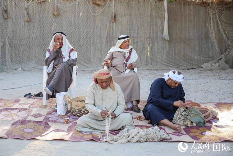 漁民演示制作漁網(wǎng)。人民網(wǎng) 塔里克·易卜拉欣攝