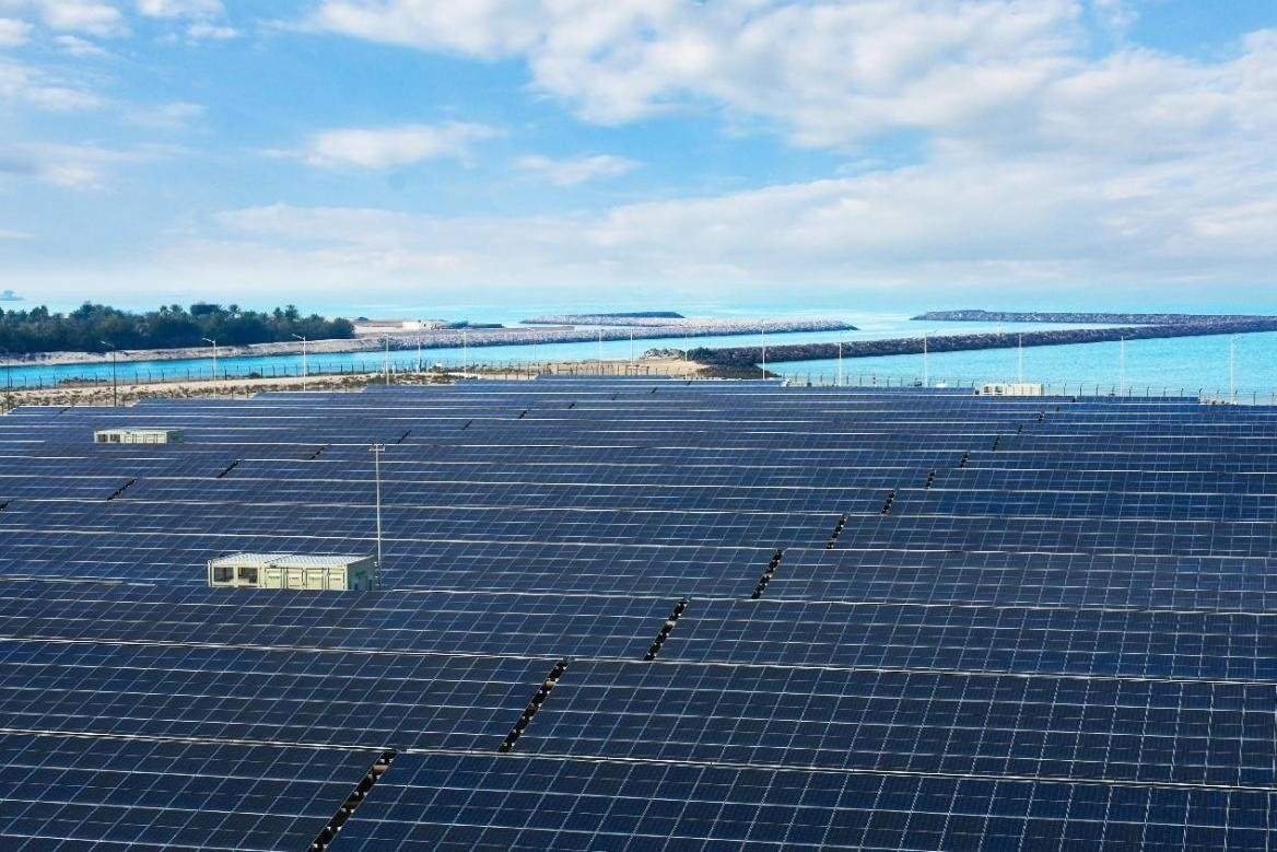 項目廣泛采用光伏補償發(fā)電系統(tǒng)，降低能源消耗。山東電建三公司供圖