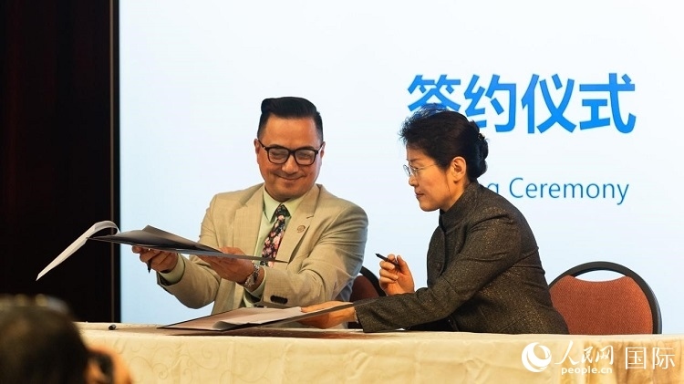 山東省圖書館與舊金山公共圖書館簽署合作協(xié)議。