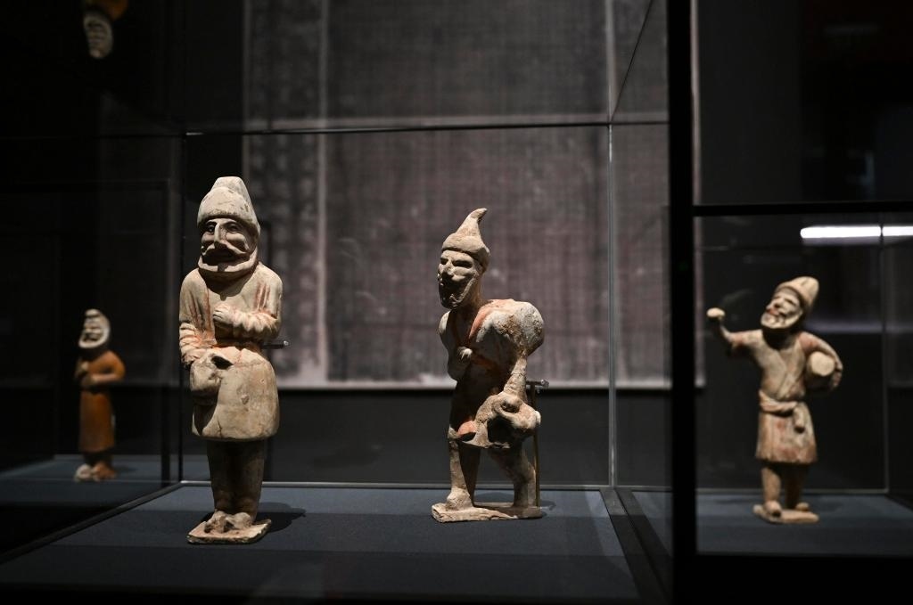 “歷史之遇——中國與西亞古代文明交流展”于1月12日至4月11日在故宮午門正殿展廳舉行。這是展出的陶彩繪人俑（1月10日攝）。新華社記者金良快攝