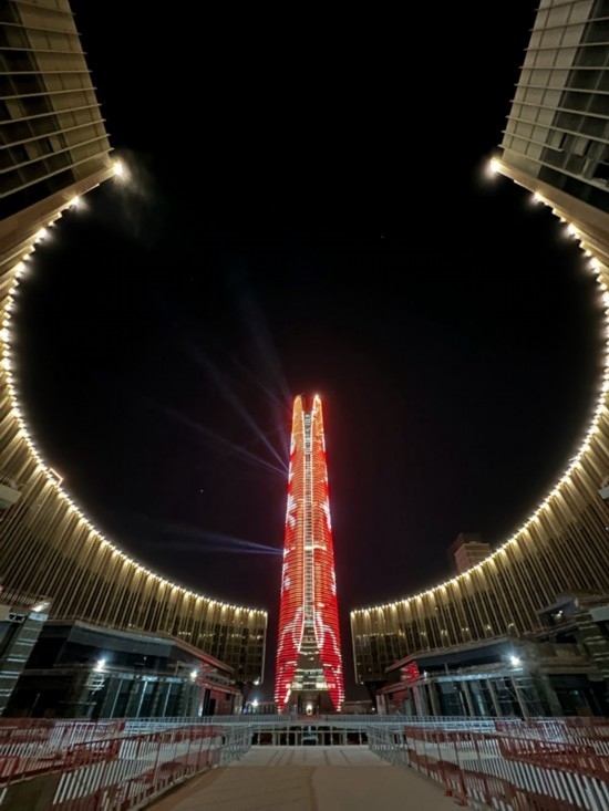  2024年2月9日，埃及開(kāi)羅以東建設(shè)中的埃及新行政首都中央商務(wù)區(qū)項(xiàng)目上演燈光秀，迎接龍年春節(jié)。新華社發(fā)（黎炳宏攝）