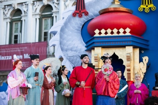  2024年2月13日，在意大利威尼斯，志愿者身著漢服進(jìn)行表演。新華社記者 李京 攝