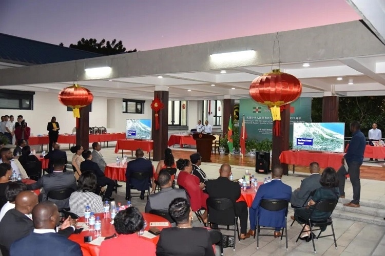 當?shù)貢r間3月13日，慶祝中國與多米尼克建交20周年招待會在中國駐多大使館舉行。中國駐多米尼克大使館供圖