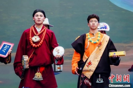 圖為身著民族服飾的演員們展示果洛特產。 果洛州文體旅游廣電局 供圖