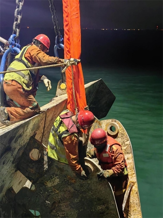 工作人員正在修理橫移錨纜。 “天鯤號”供圖