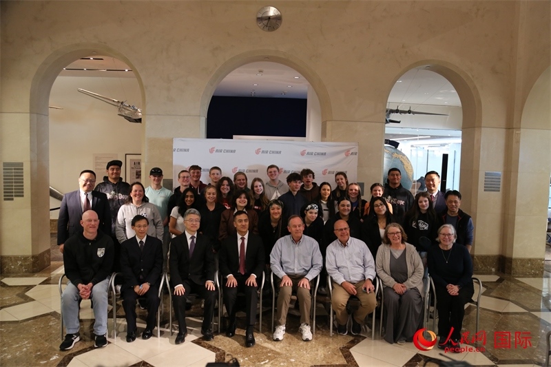 美國高中學(xué)生交流團(tuán)全體與前來送行的各方代表合影。人民網(wǎng)記者 鄧圩攝