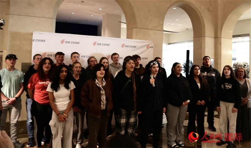 全體美國高中生合唱《希望的田野》。人民網(wǎng)記者 鄧圩攝