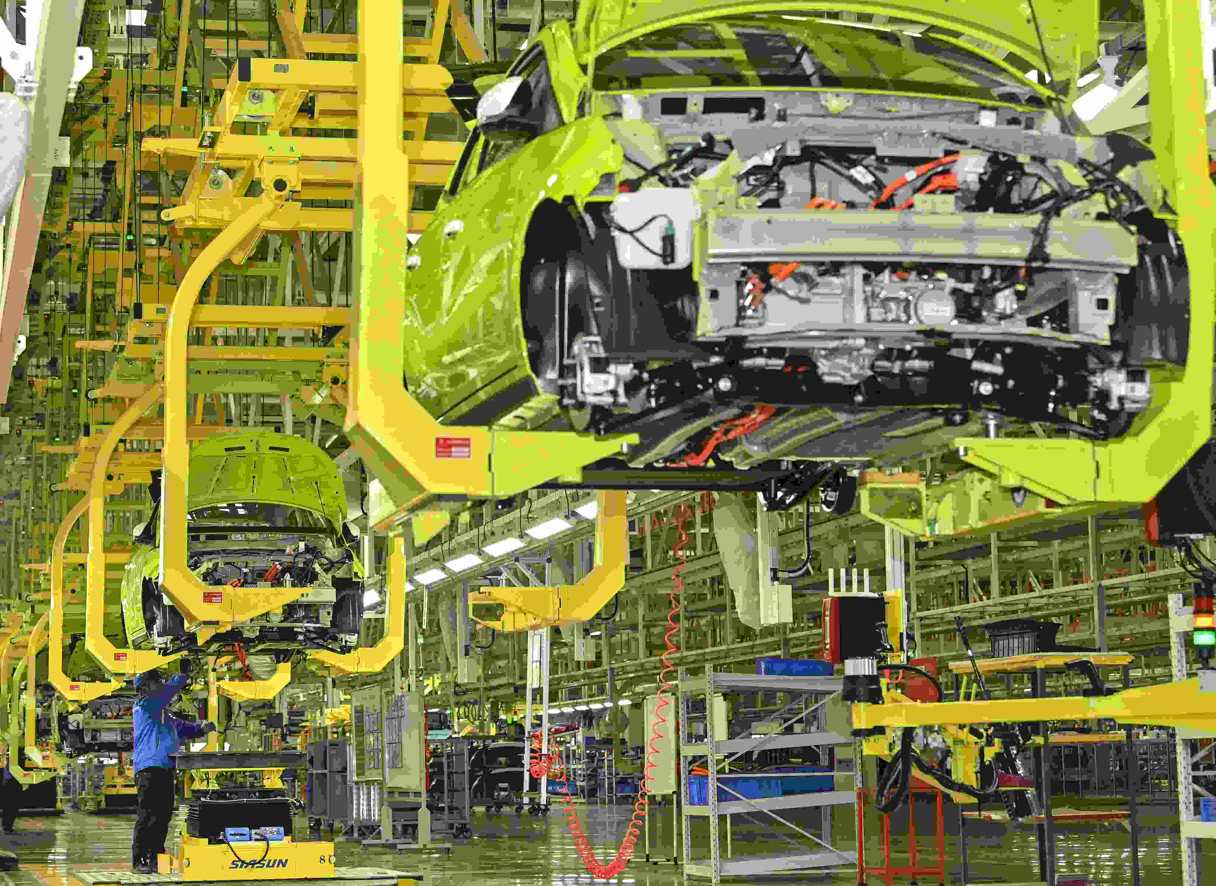 △ 2024年2月27日，一家新能源汽車公司的總裝車間生產(chǎn)線上，工人正在加緊生產(chǎn)趕訂單。