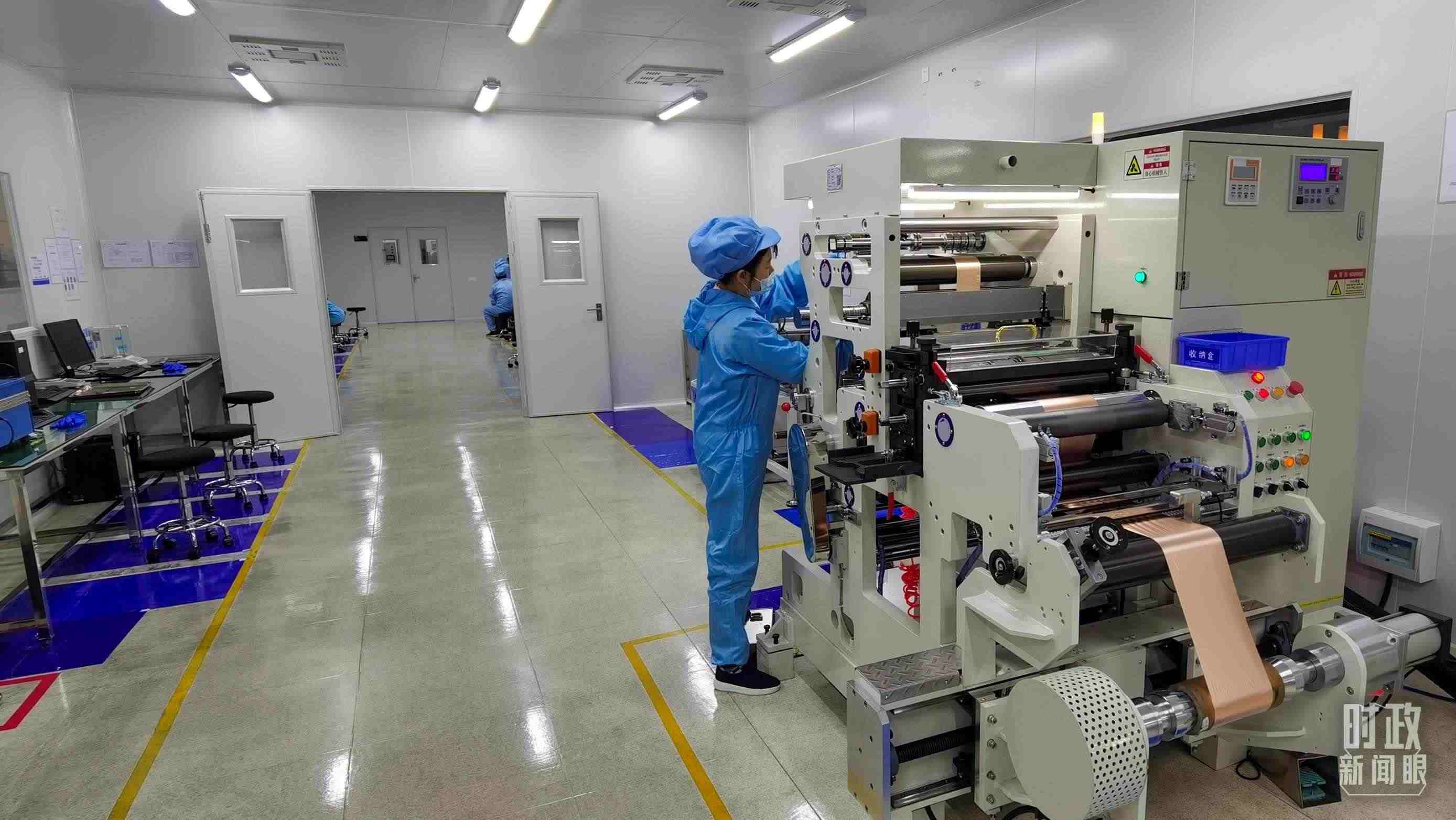 △企業(yè)員工將冷壓后的極片裁出規(guī)定尺寸，用于鋰電池制作。（總臺央視記者郭鴻拍攝）