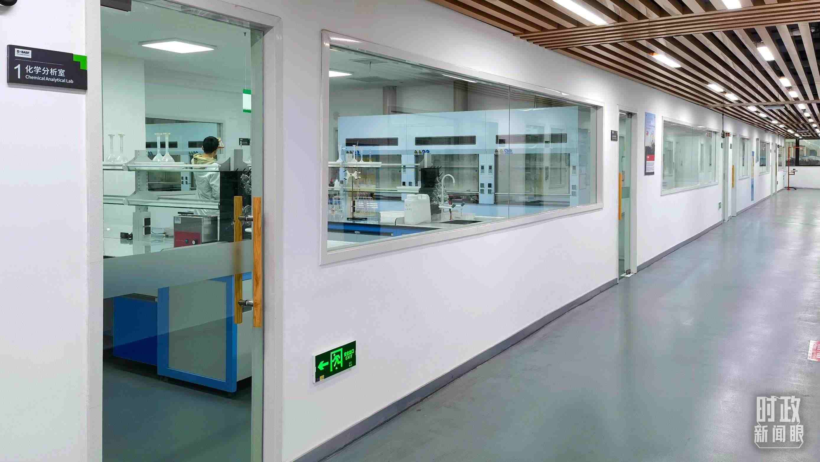 △巴斯夫杉杉電池材料有限公司化學(xué)分析室。（總臺央視記者石丞拍攝）
