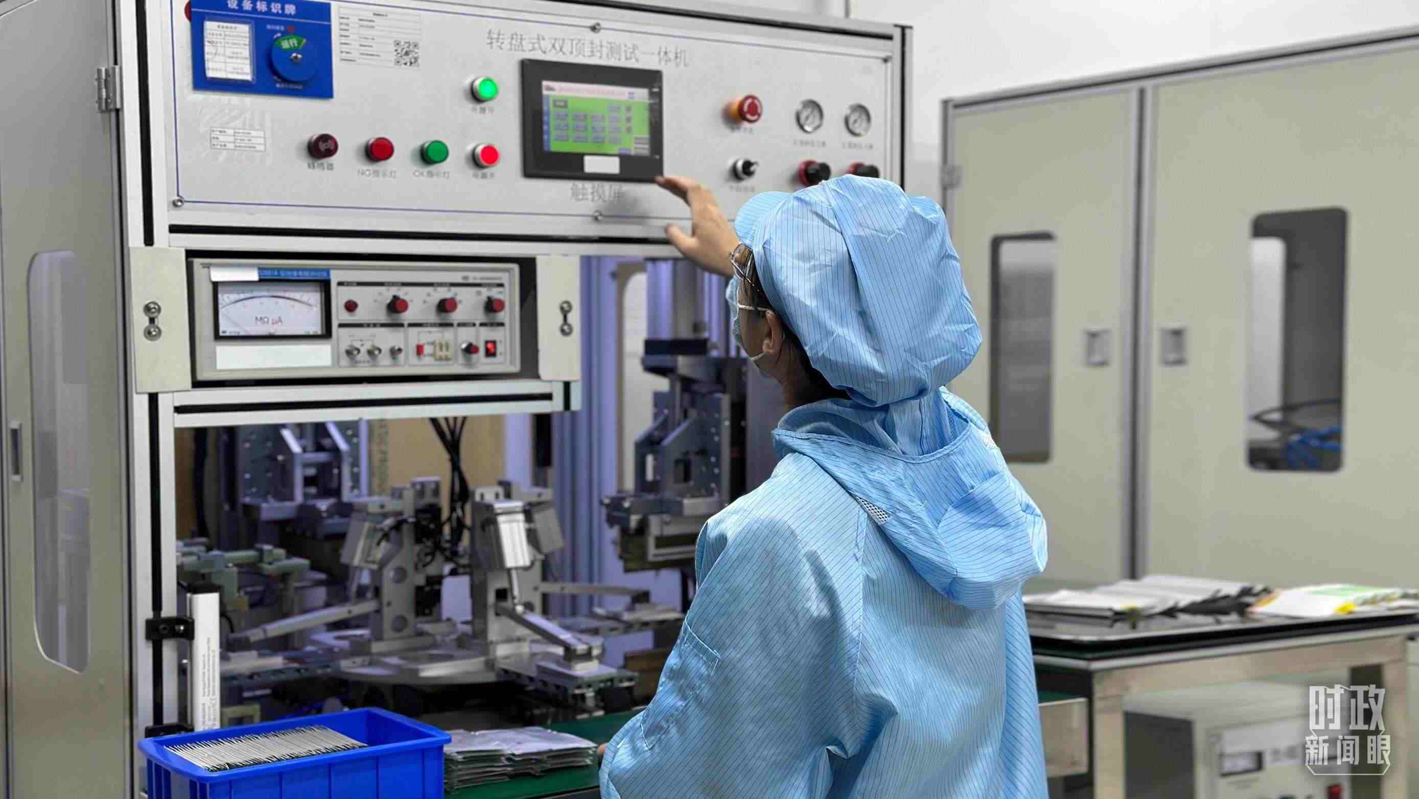 △企業(yè)電池技術(shù)中心內(nèi)，員工正在進(jìn)行電池封裝。（總臺央視記者盧心雨拍攝）