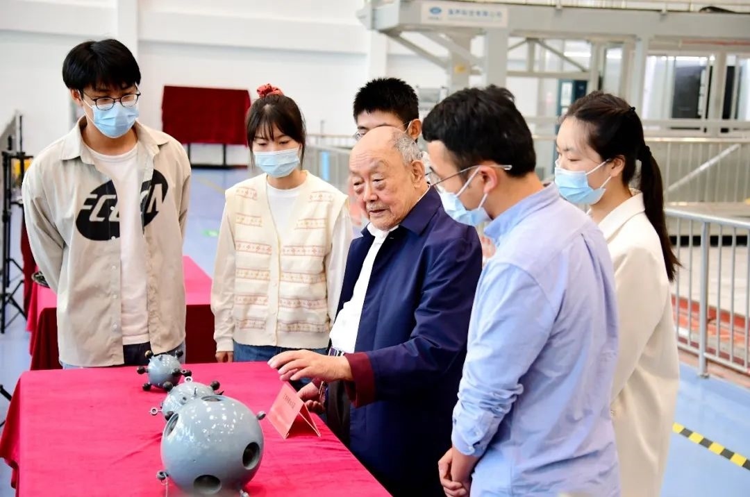 楊士莪院士在實驗室指導(dǎo)學(xué)生。哈爾濱工程大學(xué)供圖