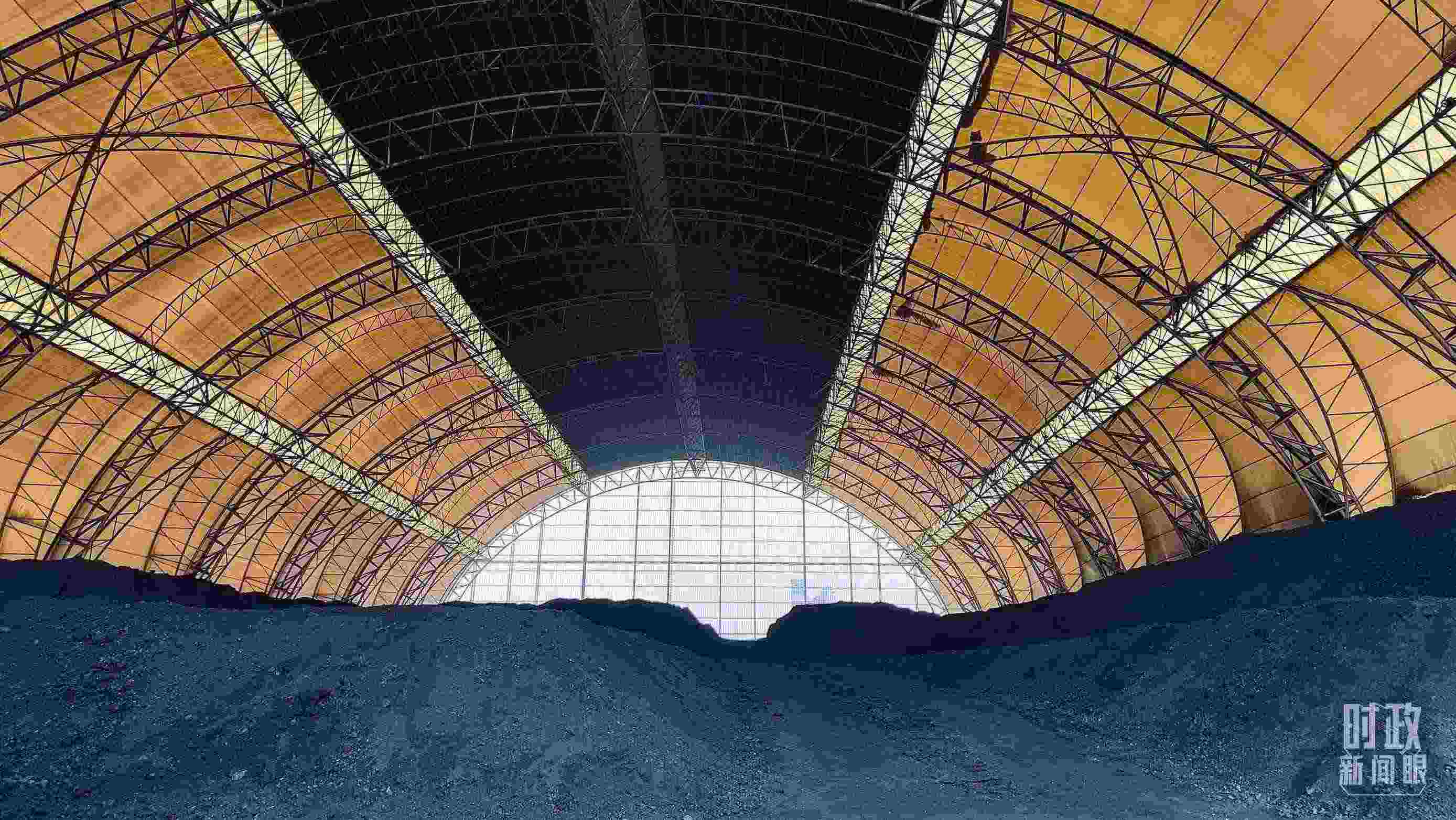 山西瑞光熱電有限責(zé)任公司儲(chǔ)煤場(chǎng)。2022年1月，習(xí)近平來(lái)到這里察看煤場(chǎng)儲(chǔ)煤情況。（總臺(tái)央視記者楊立峰拍攝）