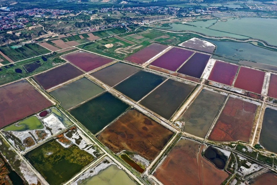 這是2023年7月11日拍攝的山西運城鹽湖一角（無人機照片）。按照“生態(tài)優(yōu)先、保護為主、適度開發(fā)”的原則，2020年9月，運城市全面停止鹽湖范圍內(nèi)的工業(yè)生產(chǎn)活動。近年來，千年鹽湖正在向生態(tài)保護、風貌重塑、產(chǎn)業(yè)轉型、全域旅游的“綠色發(fā)展”轉變。
