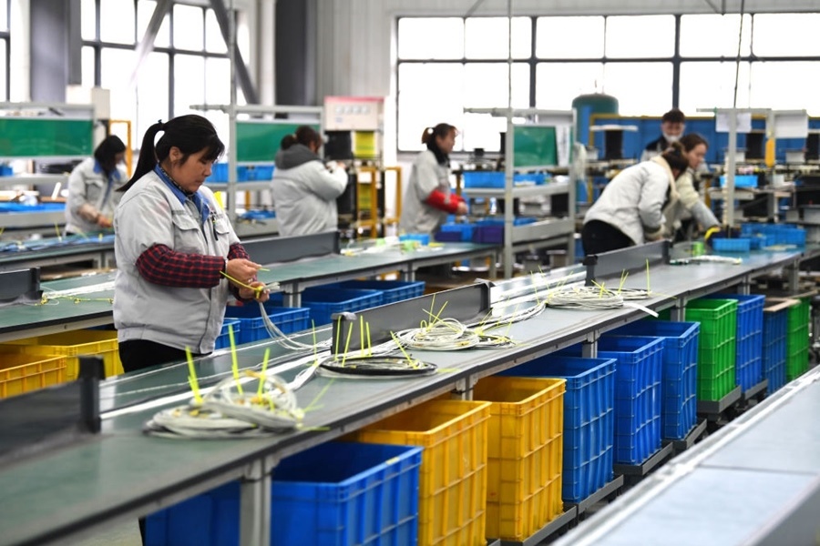 2022年2月16日，工作人員在安徽省滁州市汊河軌道交通裝備產(chǎn)業(yè)園的一家軌道交通裝備企業(yè)生產(chǎn)線上忙碌。安徽省滁州市來安縣汊河鎮(zhèn)地處皖蘇交界，緊鄰南京市江北新區(qū)。近年來，來安縣成為承接南京產(chǎn)業(yè)轉移的前沿陣地，汊河這個曾經(jīng)的傳統(tǒng)農(nóng)業(yè)小鎮(zhèn)緊抓機遇，開始深度融入長三角，參與產(chǎn)業(yè)協(xié)作分工。產(chǎn)業(yè)園吸引了越來越多長三角地區(qū)軌道交通企業(yè)入駐，形成了鐵路客車、城際軌道零部件研發(fā)、生產(chǎn)、銷售的產(chǎn)業(yè)集群。