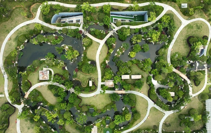 這是2023年6月15日拍攝的以“地上花園+地下治污”設計理念建設的九江市雙溪公園（無人機照片）。近年來，江西省九江市啟動中心城區(qū)水環(huán)境綜合整治工程，通過地下污水治理、岸線生態(tài)修復、興建“公園式”污水處理廠、城市智慧管網(wǎng)管控等措施，改善水環(huán)境，城市面貌煥然一新。