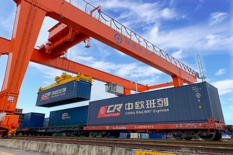 2022年4月29日，在鐵路合肥北站物流基地集裝箱作業(yè)區(qū)，龍門吊吊裝準備發(fā)運的中歐班列集裝箱。