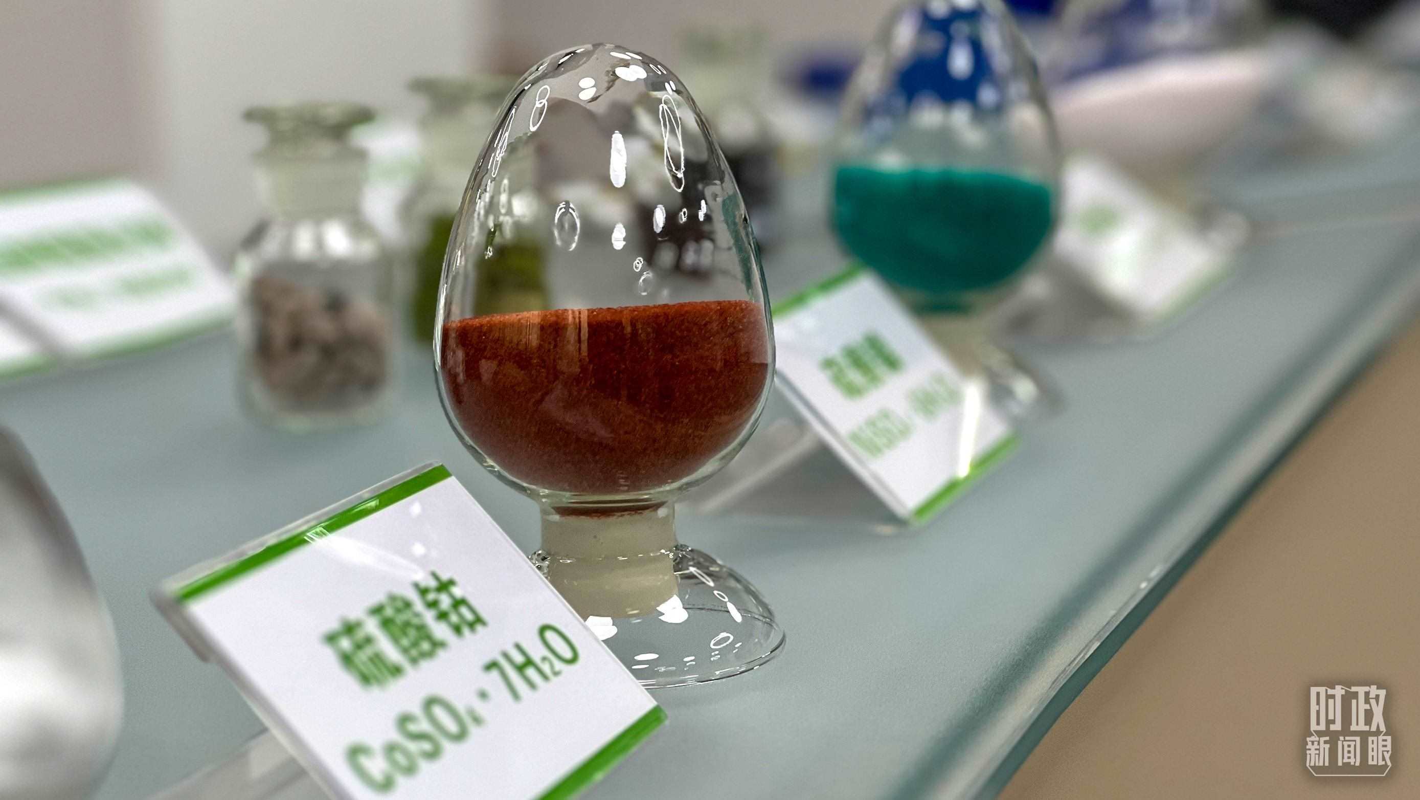 △巴斯夫杉杉電池材料有限公司的產(chǎn)品展示。（總臺(tái)央視記者李煒拍攝）