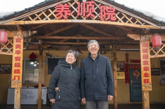 在伊春市友好區(qū)，伊春森工上甘嶺林業(yè)局有限責(zé)任公司溪水林場(chǎng)分公司退休職工劉養(yǎng)順（右）和老伴楊秋娥在自家農(nóng)家院中（3月13日攝）。新華社記者 謝劍飛 攝