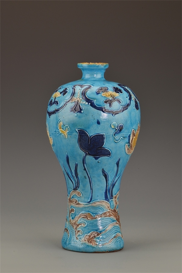 一號沉船出水的琺華彩蓮紋梅瓶。中國文物報社供圖