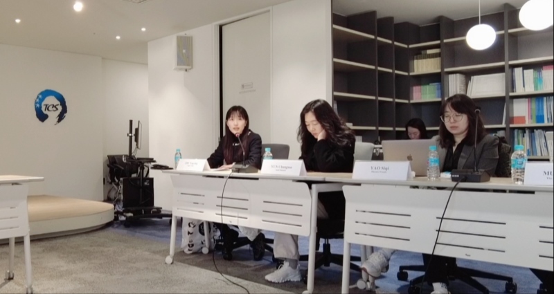 記者（左一）在交流活動(dòng)上，以加強(qiáng)中日韓三國經(jīng)濟(jì)合作、增進(jìn)三國民眾相互理解為主題發(fā)表演講。權(quán)小星攝