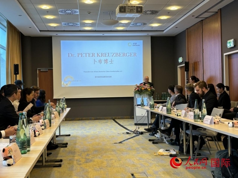 在成都文化旅游（柏林）推介座談會(huì)上，德中友好協(xié)會(huì)聯(lián)合會(huì)主席卜布致辭。人民網(wǎng)記者張慧中攝