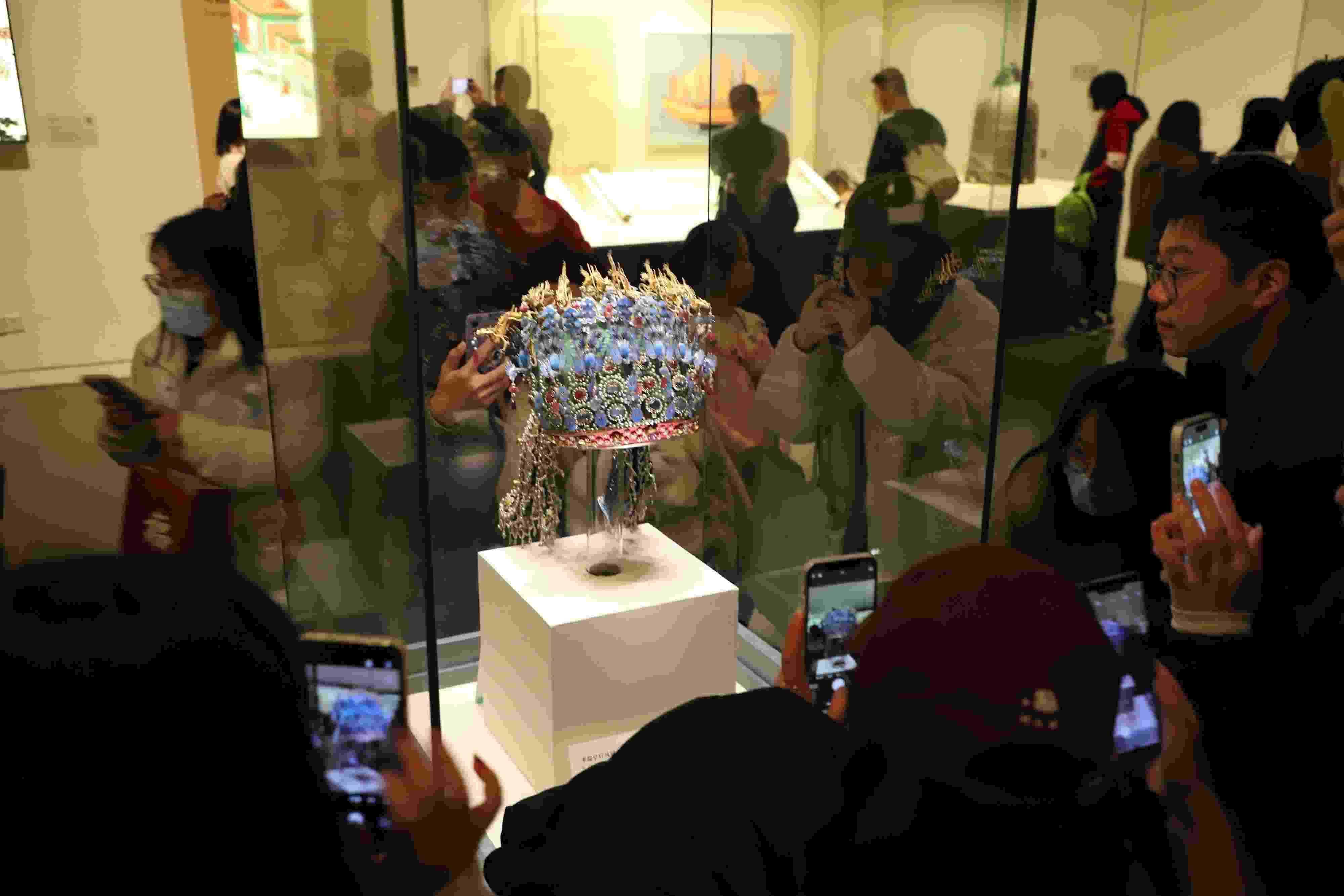 △ 2024年3月9日，北京，中國國家博物館，來自天南海北的游客在參觀藏品。