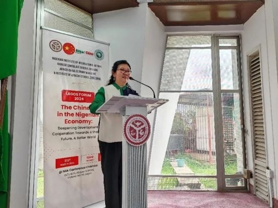 3月21日，中國(guó)駐拉各斯總領(lǐng)事嚴(yán)宇清在首屆拉各斯論壇上致辭。（圖片由中國(guó)駐拉各斯總領(lǐng)事館提供）