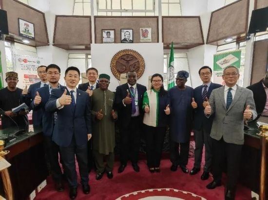 3月21日，與會(huì)嘉賓在首屆拉各斯論壇現(xiàn)場(chǎng)合影留念。（圖片由中國(guó)駐拉各斯總領(lǐng)事館提供）