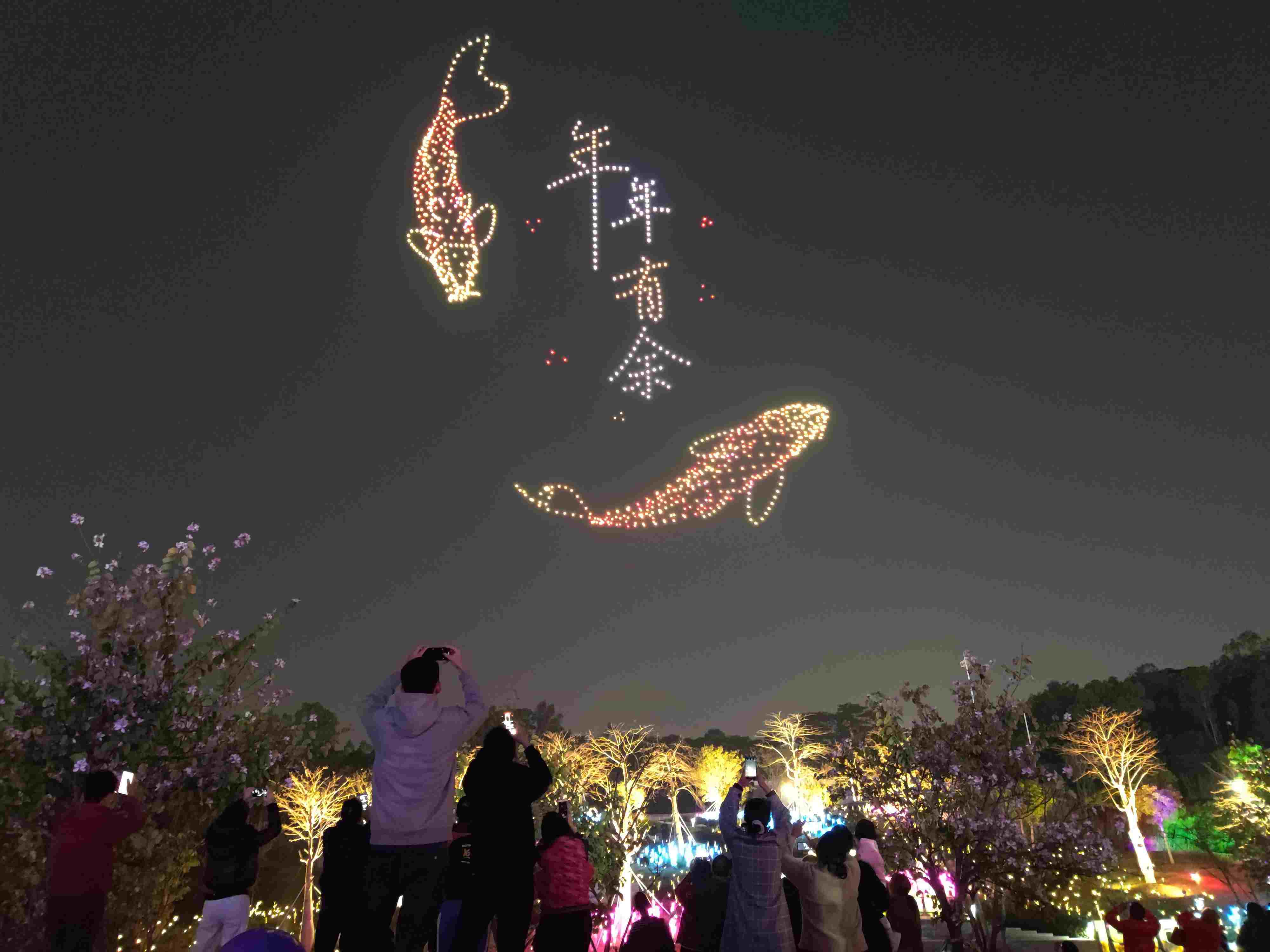△ 2024年2月10日，深圳北站中心公園，春節(jié)主題無人機燈光秀引來眾多游客駐足觀看。