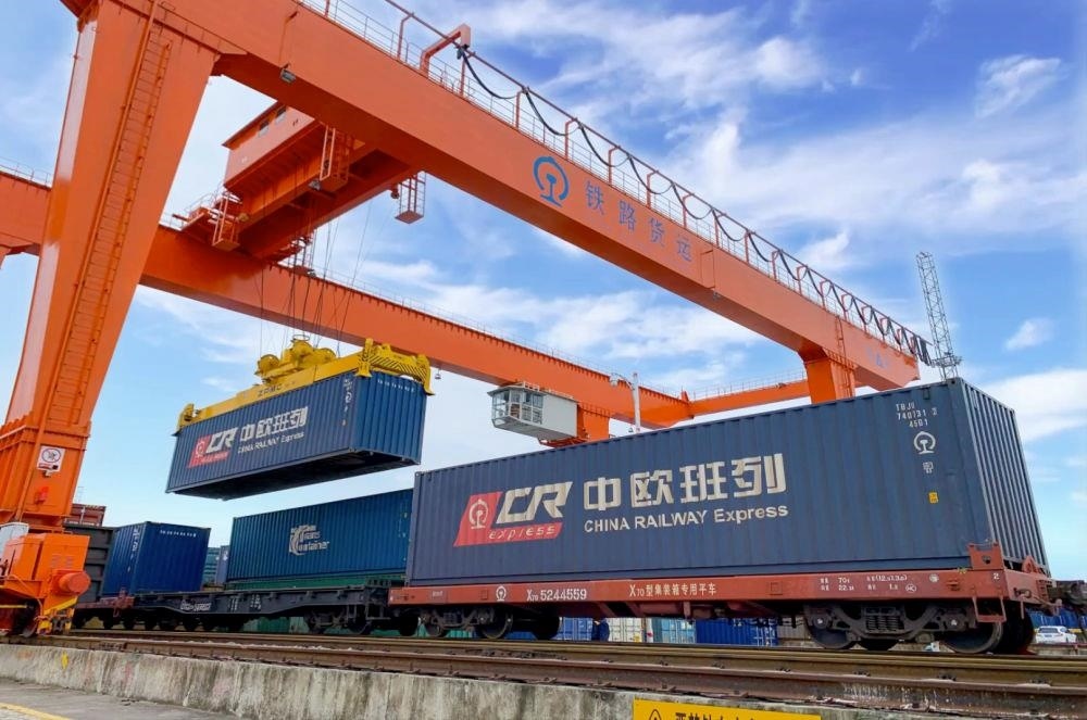 △2022年4月29日，在安徽合肥北站物流基地集裝箱作業(yè)區(qū)，準(zhǔn)備發(fā)運的中歐班列集裝箱。