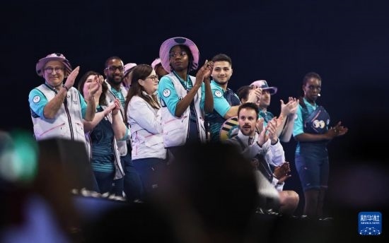 3月23日，模特在巴黎奧運(yùn)會(huì)志愿者大會(huì)上展示志愿者制服。新華社記者 高靜 攝