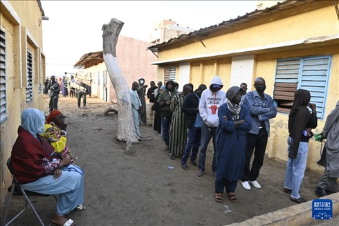 3月24日, 選民在塞內(nèi)加爾首都達(dá)喀爾的一處投票站前排隊(duì)。新華社發(fā)（登巴·蓋伊攝）