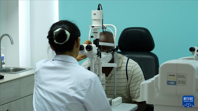 3月4日，在多米尼克羅索的中多友誼醫(yī)院眼科中心，援多醫(yī)療隊成員、南方醫(yī)科大學第三附屬醫(yī)院眼科主治醫(yī)師魯志卿為病人做檢查。新華社記者 王朝 攝