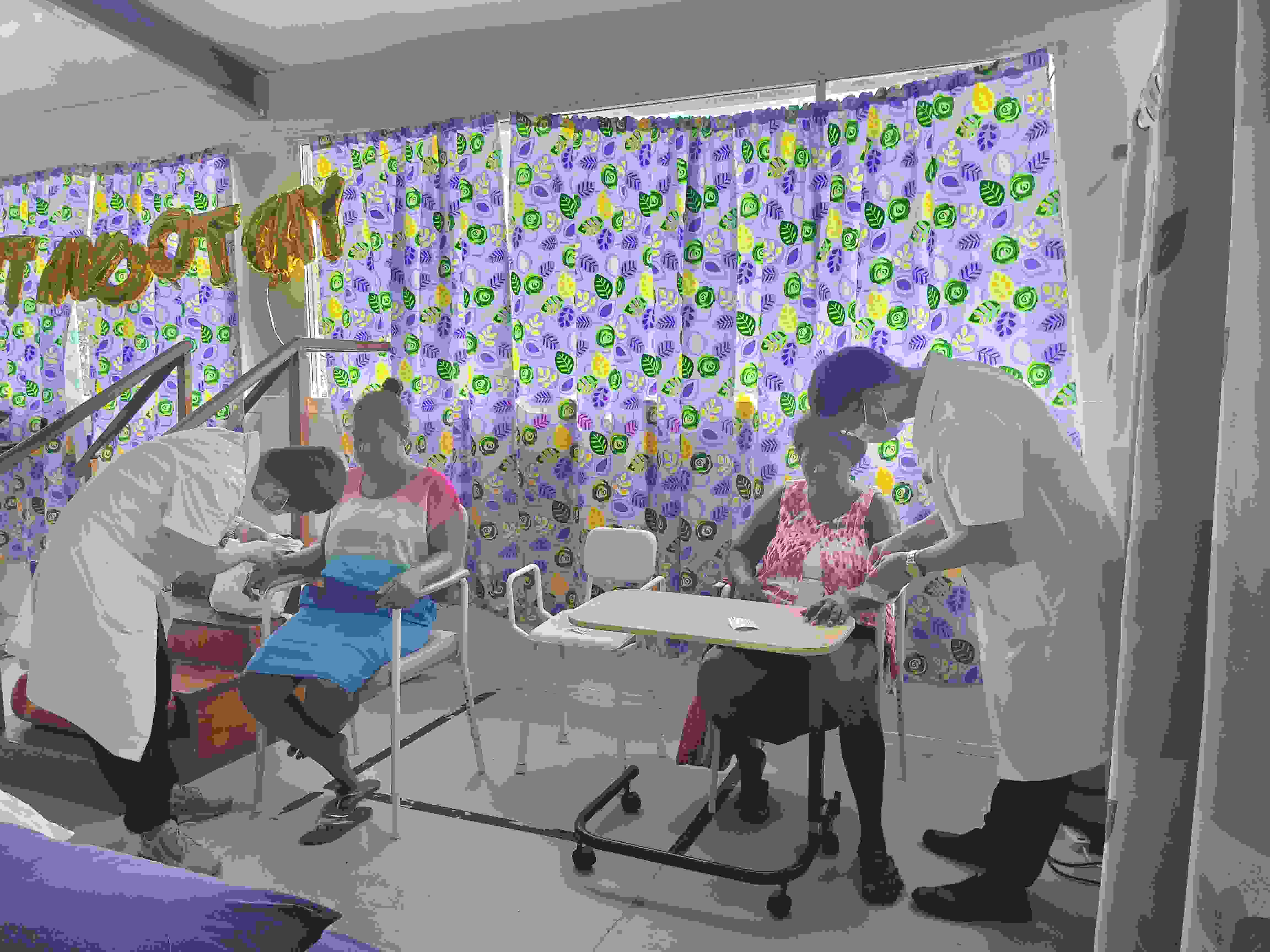 2023年7月3日，中國援助所羅門群島醫(yī)療隊針灸大夫在所羅門群島首都霍尼亞拉國家轉(zhuǎn)診醫(yī)院為患者治療。