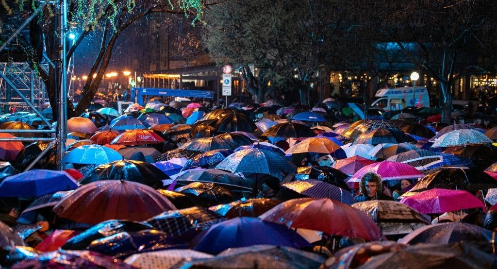 3月24日，在塞爾維亞南部城市普羅庫(kù)普列，人們參加北約轟炸南聯(lián)盟遇難者悼念儀式。新華社發(fā)（王韡攝）