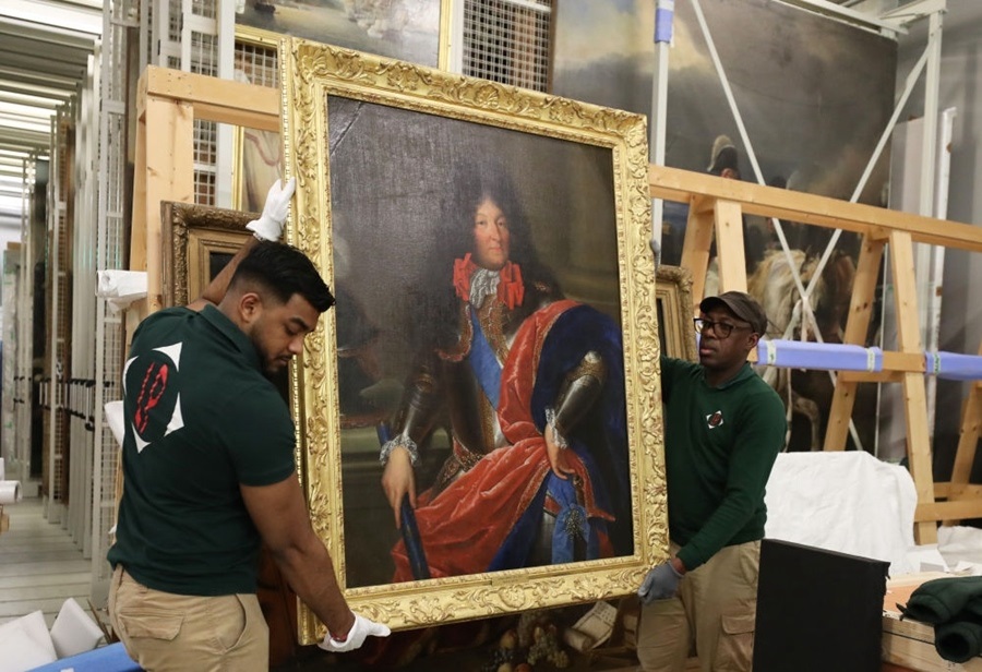  2024年3月11日，在法國(guó)巴黎近郊的凡爾賽宮，工作人員準(zhǔn)備打包油畫《路易十四戎裝像》。在2024年中法建交60周年暨中法文化旅游年之際，凡爾賽宮和故宮博物院將于4月至6月在故宮共同舉辦“凡爾賽宮與紫禁城”展覽。凡爾賽宮工作人員將70余件法方展品打包裝箱，計(jì)劃在不久之后將其運(yùn)往北京。新華社記者 高靜 攝