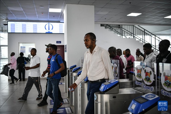 2月28日，在尼日利亞拉各斯，人們在輕軌藍(lán)線碼頭站刷卡出站。新華社記者 韓旭 攝