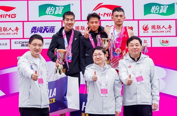 無錫市人民政府副秘書長顧文龍，無錫市體育局黨組書記、副局長楊宇華，海瀾集團黨委副書記、副總裁江南共同為全國馬拉松錦標賽（第一站）男子組前3名頒獎。受訪者供圖