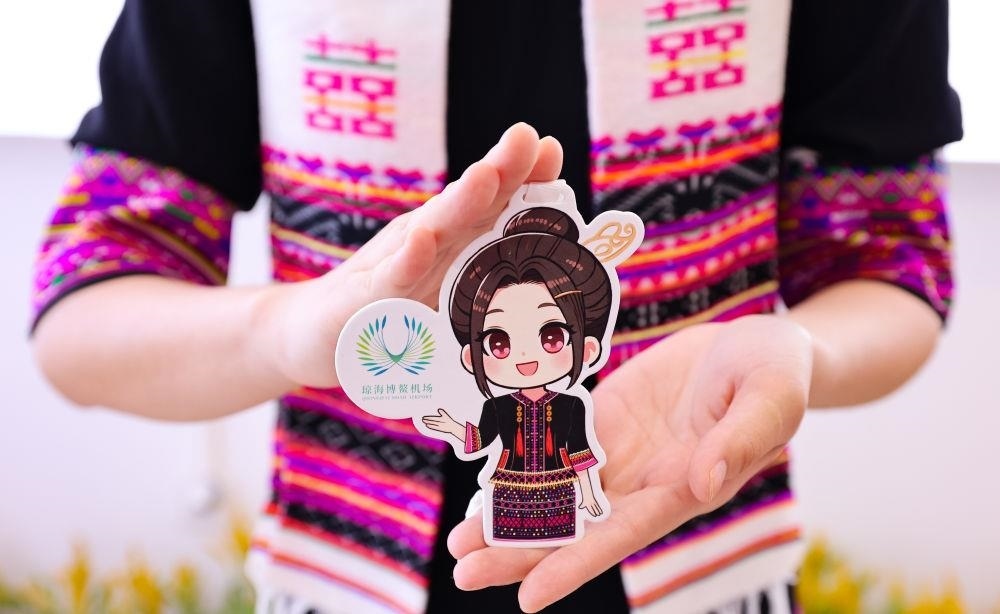 △2024年3月22日，博鰲機(jī)場(chǎng)工作人員展示“博鰲香”香氛卡片。