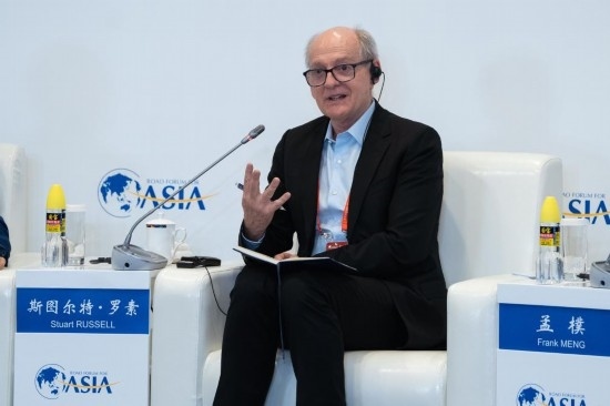 3月27日，《人工智能：現(xiàn)代方法》作者、加州大學(xué)伯克利分校計算機科學(xué)系教授斯圖爾特·羅素在分論壇上發(fā)言。新華社記者 曹夢瑤 攝